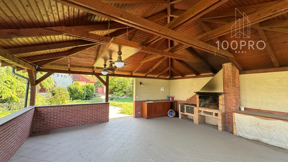 Váš nový domov s bazénom a terasou čaká na Vás!