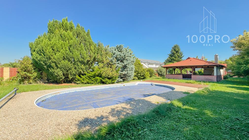 Váš nový domov s bazénom a terasou čaká na Vás!