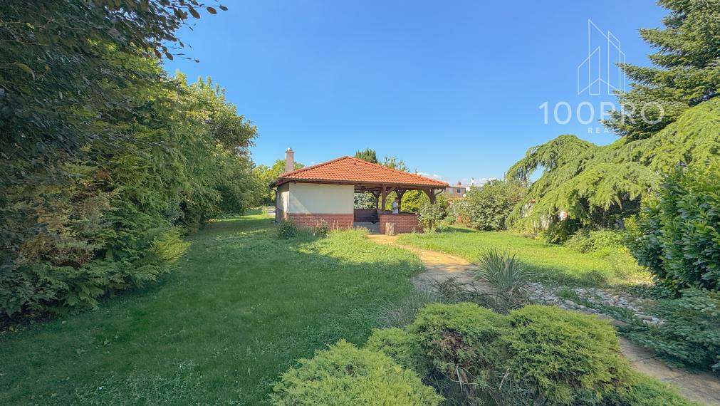 Váš nový domov s bazénom a terasou čaká na Vás!