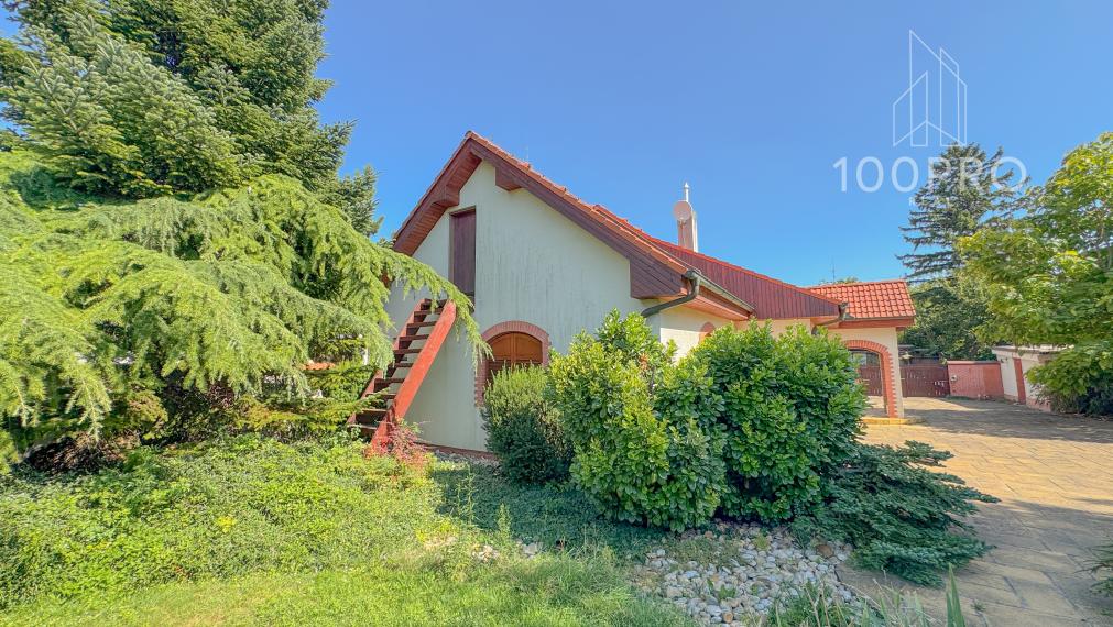 Váš nový domov s bazénom a terasou čaká na Vás!