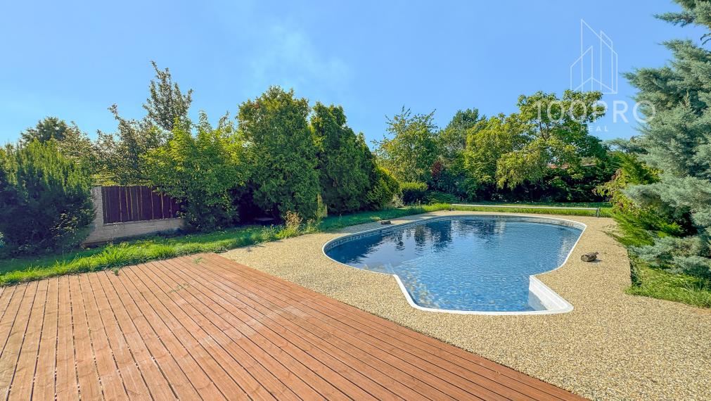 Váš nový domov s bazénom a terasou čaká na Vás!