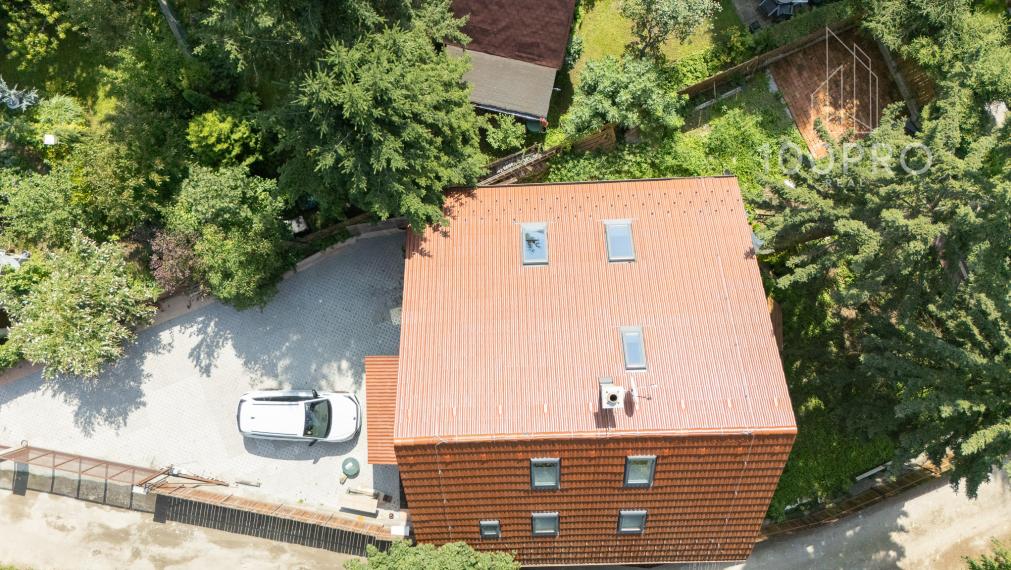 Nehnuteľnosť s dušou – krb, drevo a ticho lesa v Harmónii