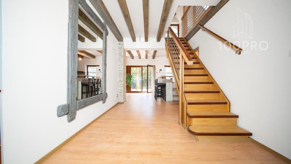 Nehnuteľnosť s dušou – krb, drevo a ticho lesa v Harmónii