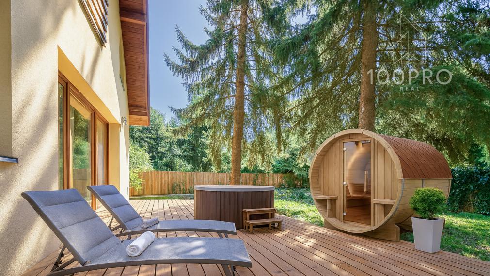 Nehnuteľnosť s dušou – krb, drevo a ticho lesa v Harmónii