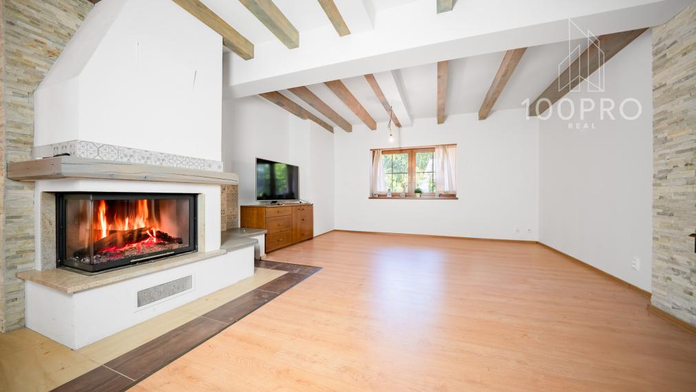 Nehnuteľnosť s dušou – krb, drevo a ticho lesa v Harmónii