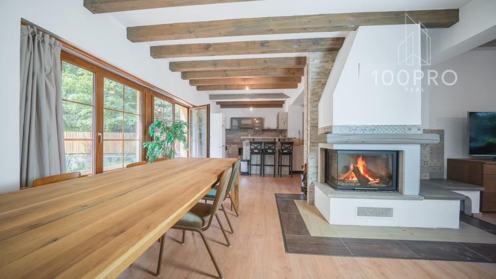 Nehnuteľnosť s dušou – krb, drevo a ticho lesa v Harmónii