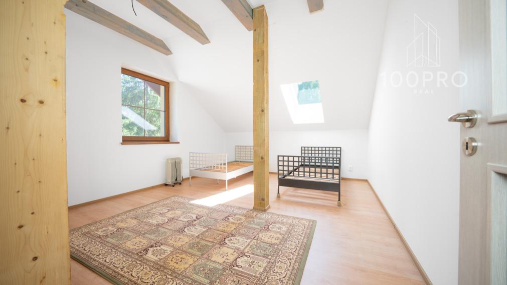 Nehnuteľnosť s dušou – krb, drevo a ticho lesa v Harmónii