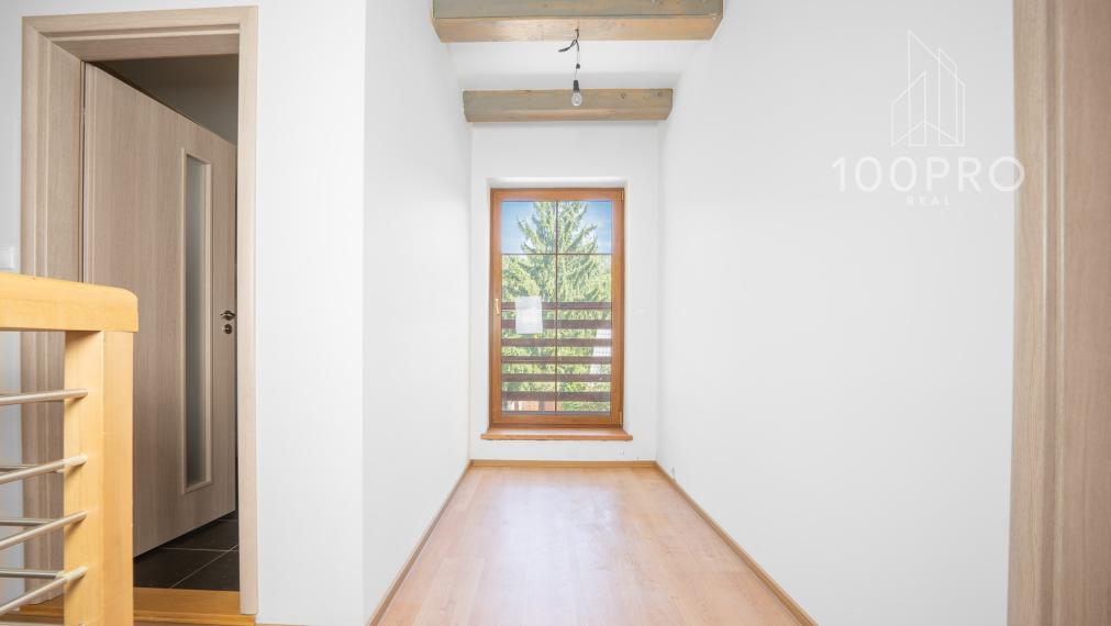 Nehnuteľnosť s dušou – krb, drevo a ticho lesa v Harmónii