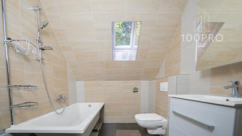 Nehnuteľnosť s dušou – krb, drevo a ticho lesa v Harmónii