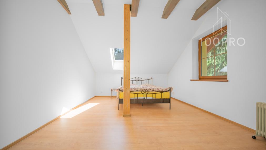 Nehnuteľnosť s dušou – krb, drevo a ticho lesa v Harmónii