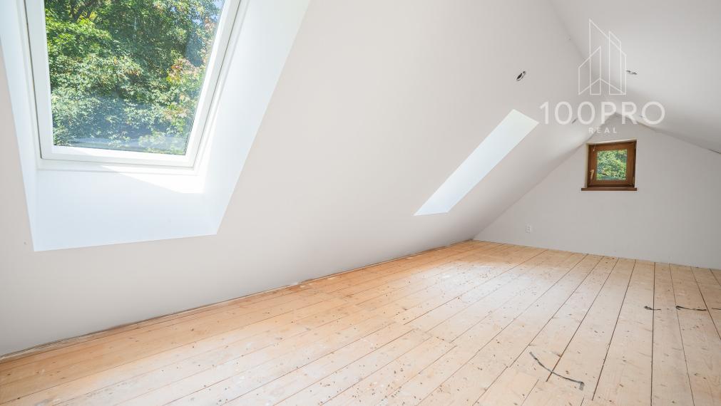 Nehnuteľnosť s dušou – krb, drevo a ticho lesa v Harmónii