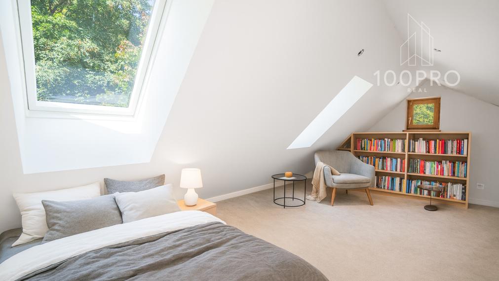 Nehnuteľnosť s dušou – krb, drevo a ticho lesa v Harmónii