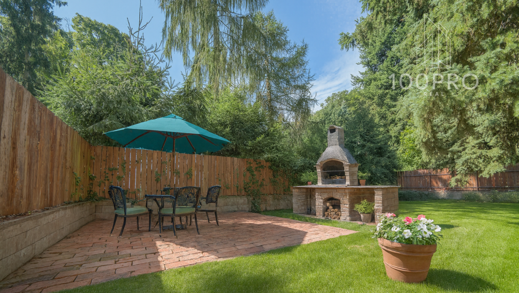 Nehnuteľnosť s dušou – krb, drevo a ticho lesa v Harmónii