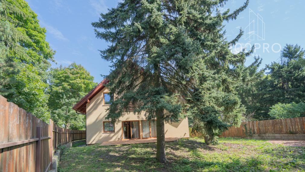 Nehnuteľnosť s dušou – krb, drevo a ticho lesa v Harmónii