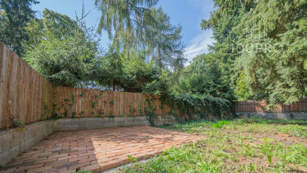 Nehnuteľnosť s dušou – krb, drevo a ticho lesa v Harmónii