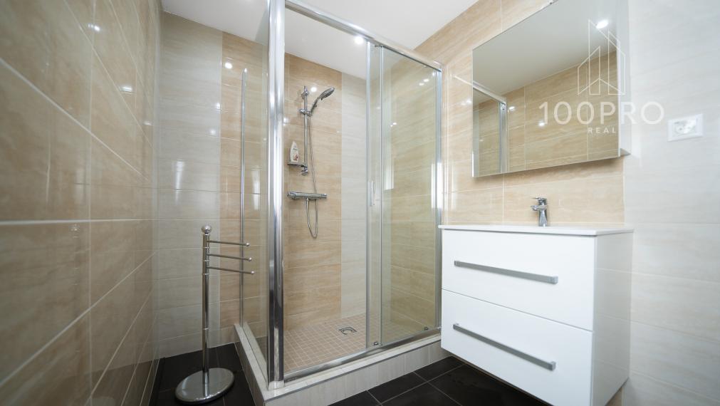 Nehnuteľnosť s dušou – krb, drevo a ticho lesa v Harmónii