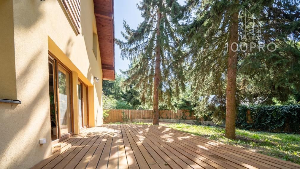 Nehnuteľnosť s dušou – krb, drevo a ticho lesa v Harmónii