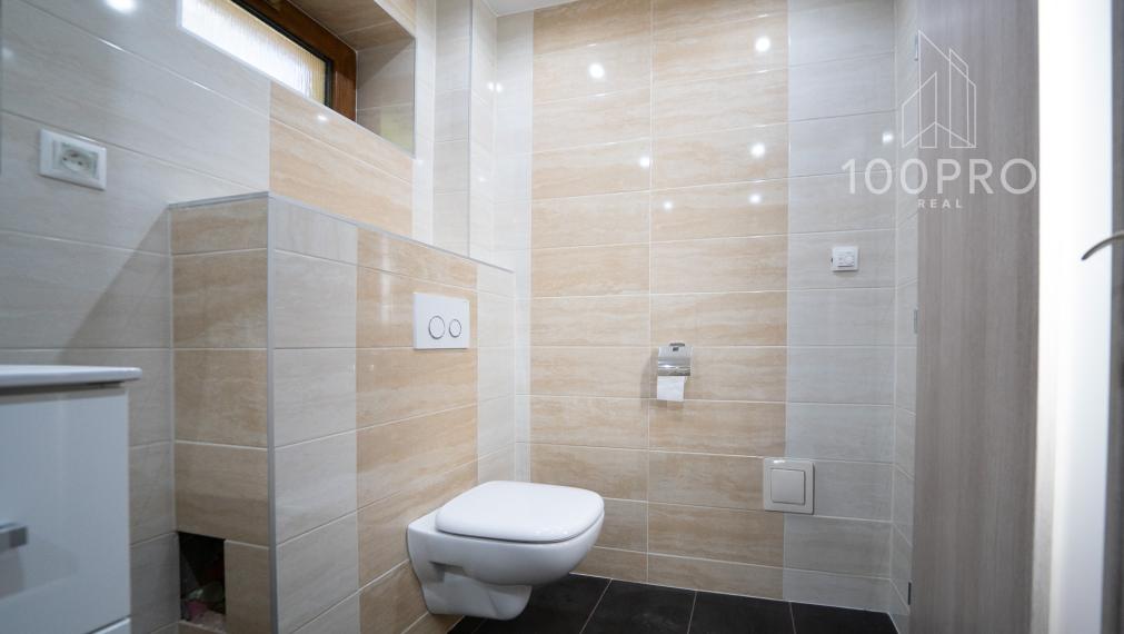 Nehnuteľnosť s dušou – krb, drevo a ticho lesa v Harmónii