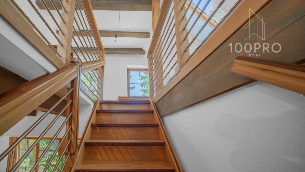 Nehnuteľnosť s dušou – krb, drevo a ticho lesa v Harmónii