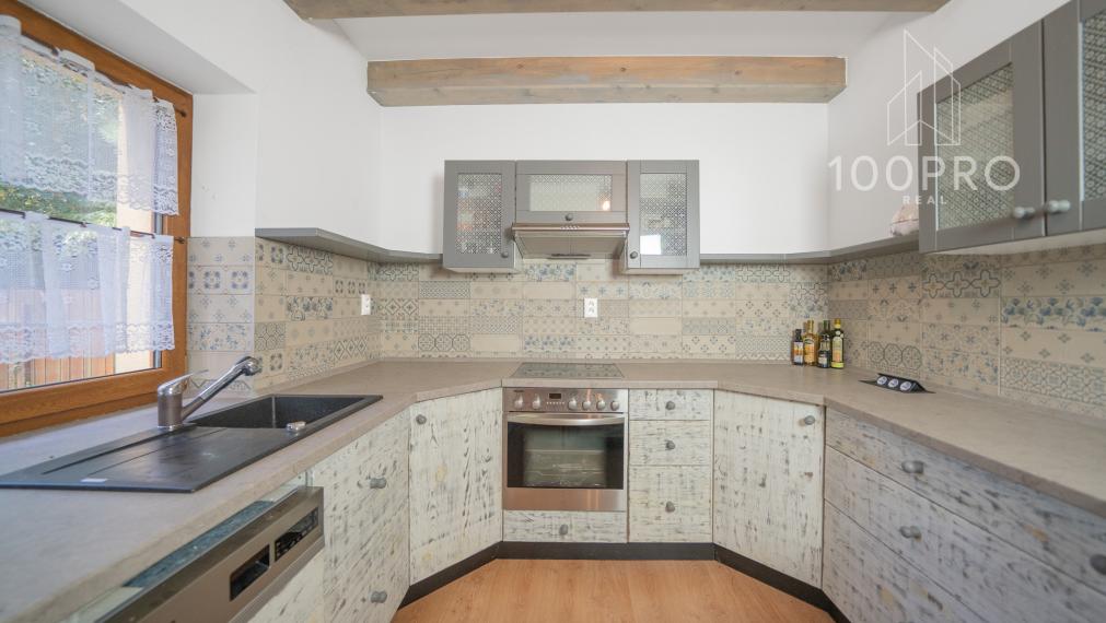 Nehnuteľnosť s dušou – krb, drevo a ticho lesa v Harmónii