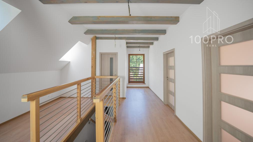 Nehnuteľnosť s dušou – krb, drevo a ticho lesa v Harmónii