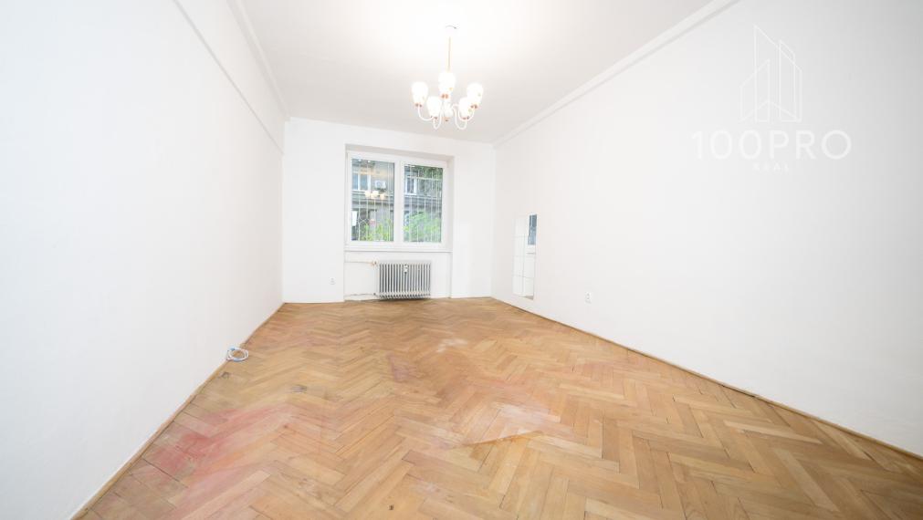 Priestranný 3-izbový byt v Starom Meste – s možnosťou prerobenia na 4-izbový!