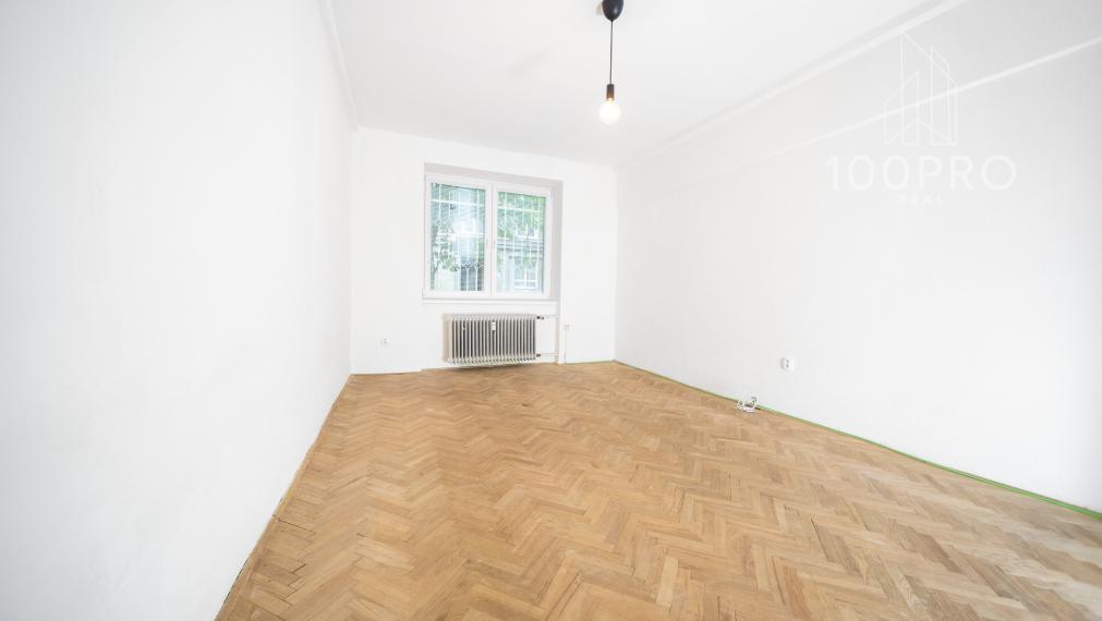 Priestranný 3-izbový byt v Starom Meste – s možnosťou prerobenia na 4-izbový!