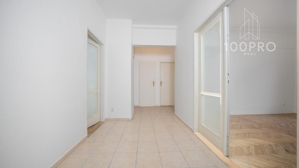 Priestranný 3-izbový byt v Starom Meste – s možnosťou prerobenia na 4-izbový!