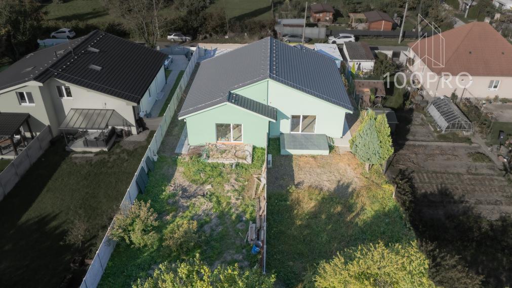 Moderný tehlový dom s terasou a záhradou – Lehnice, časť Kolónia