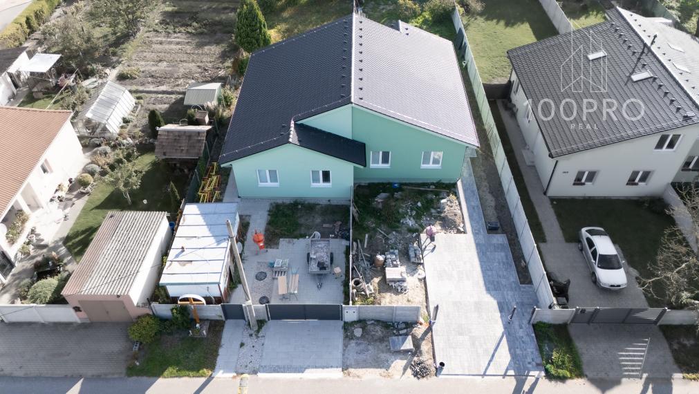 Moderný tehlový dom s terasou a záhradou – Lehnice, časť Kolónia