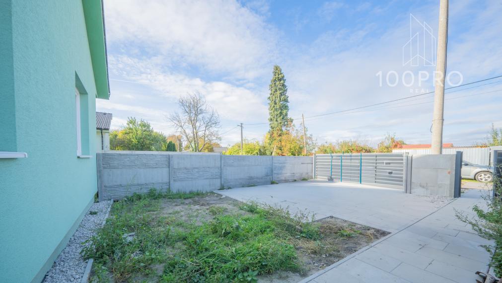 Moderný tehlový dom s terasou a záhradou – Lehnice, časť Kolónia