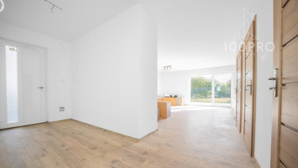 Moderný tehlový dom s terasou a záhradou – Lehnice, časť Kolónia