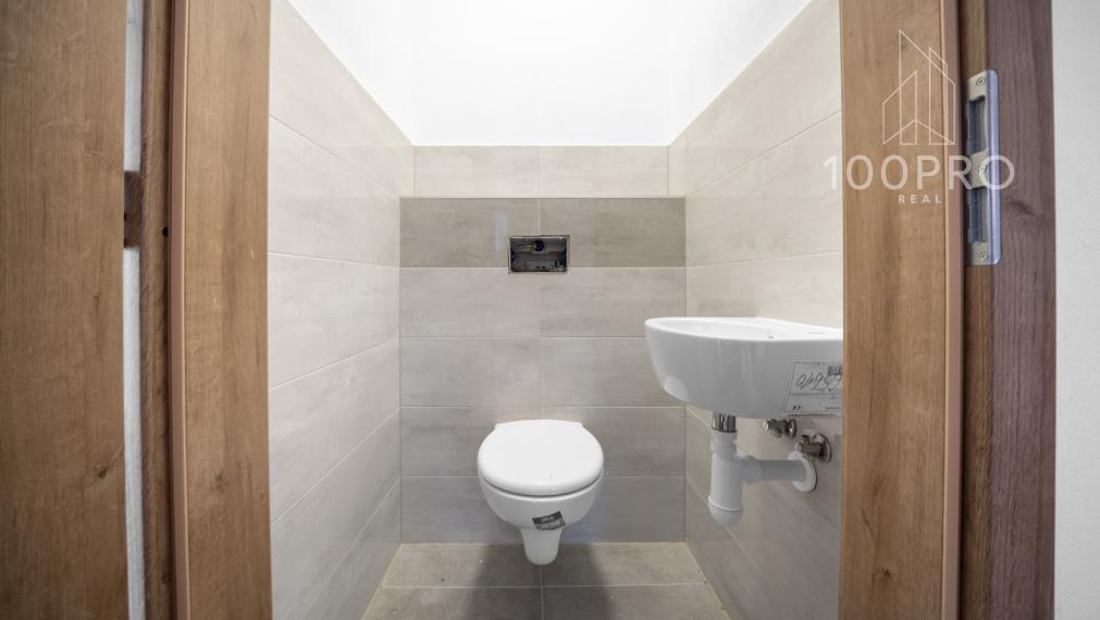 Moderný tehlový dom s terasou a záhradou – Lehnice, časť Kolónia