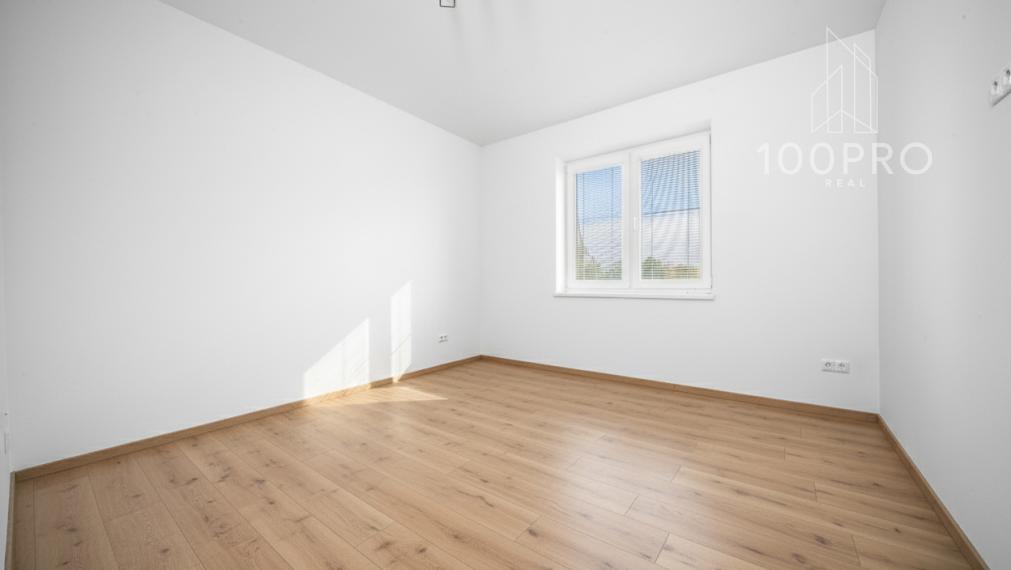 Moderný tehlový dom s terasou a záhradou – Lehnice, časť Kolónia