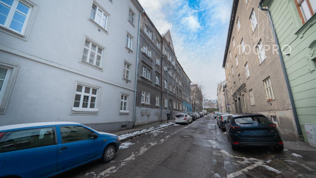 2i byt v Starom Meste, ktorý kombinuje adresu, tehlovú stavbu a investičný potenciál