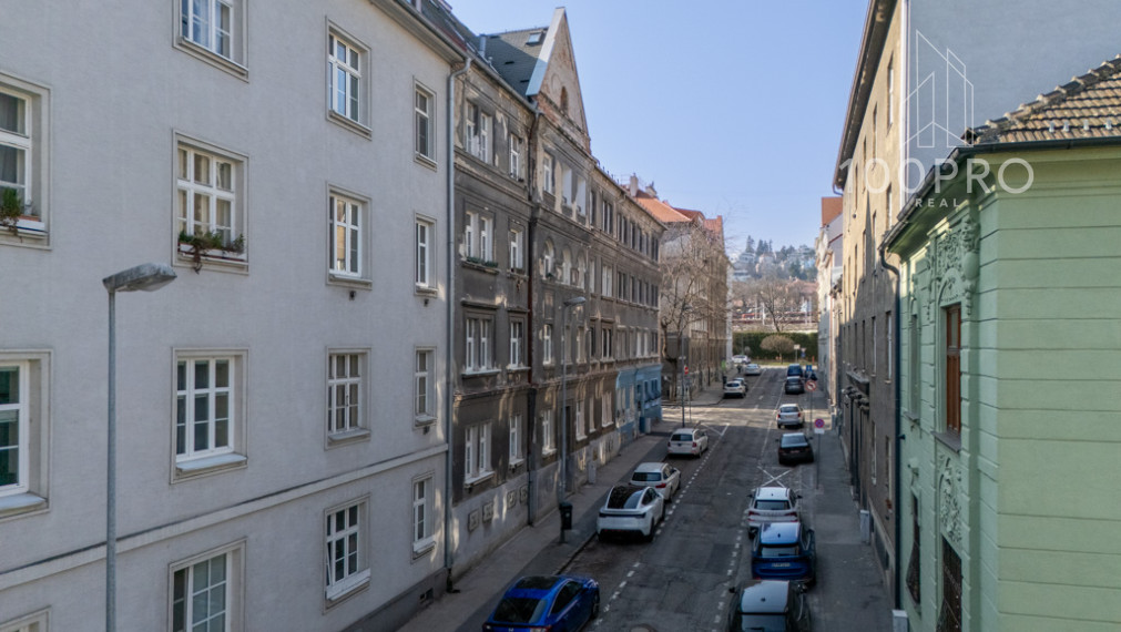 2i byt v Starom Meste, ktorý kombinuje adresu, tehlovú stavbu a investičný potenciál