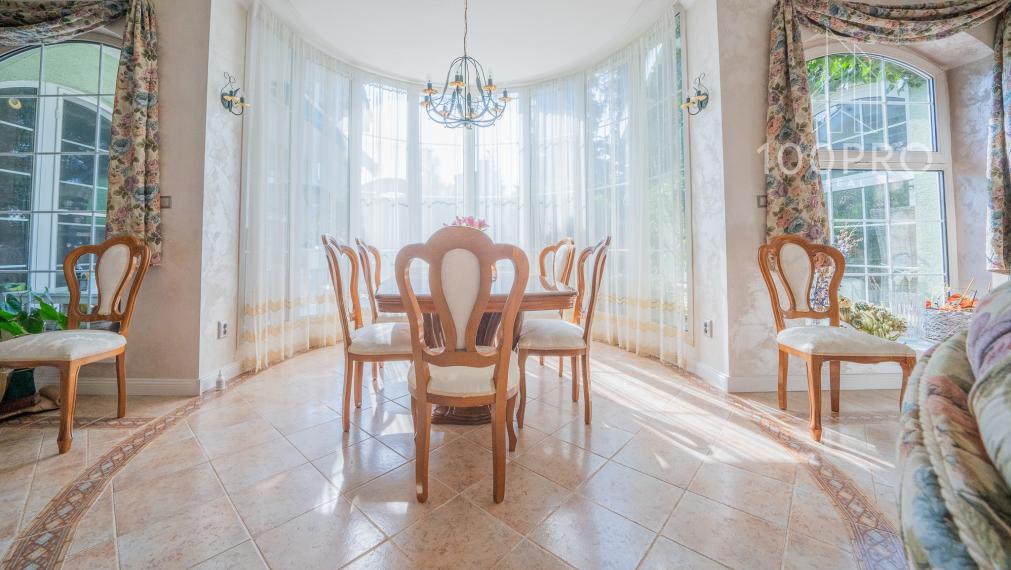 Keď nestačí štandard: vila s bazénom, sauna a veľká záhrada