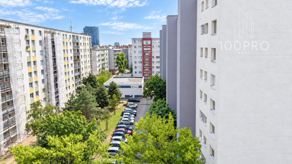 Priestranný 3-izbový byt, ktorý si prerobíte podľa seba. Loggia, 79,50 m² a perspektívna lokalita pri vznikajúcom Istropolise.