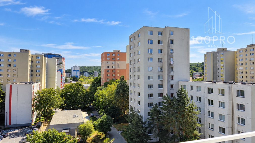 Hotová, zariadená, slnečná – garsónka v centre Dúbravky