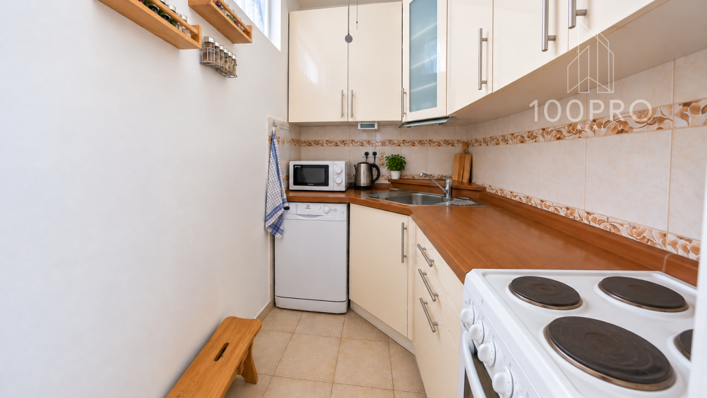 Hotová, zariadená, slnečná – garsónka v centre Dúbravky