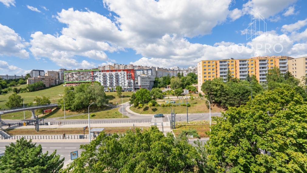 Byt s potenciálom: 3 izby, loggia, výťah a najvyššie poschodie