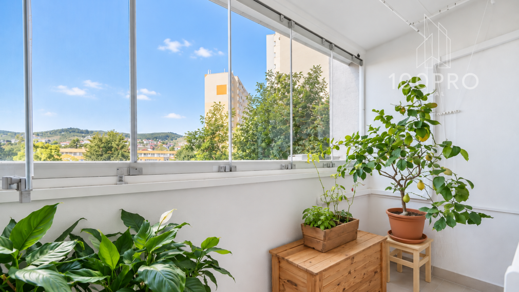 DIZAJNOVÝ BYT V RAČI | 63,5 m² | ZASKLENÁ LOGGIA | RUSTAVELIHO