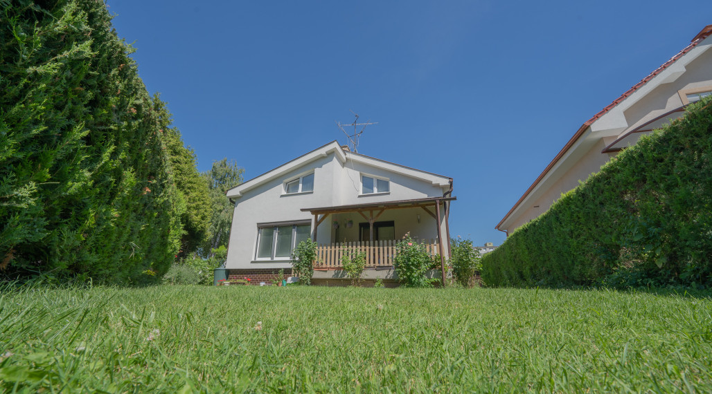 Tajomstvo pohodlného bývania: Dom s množstvom izieb a priestrannou záhradou