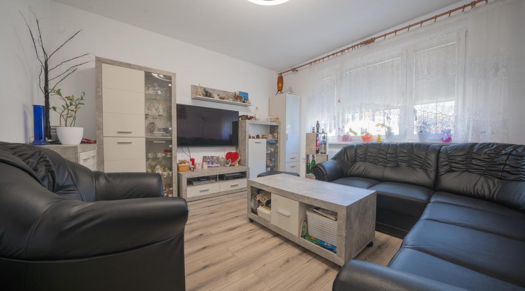 Pohodlné bývanie: samostatná kuchyňa a priestranná chodba