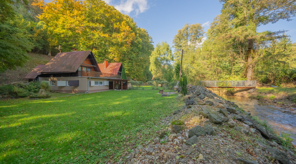 Idylická chata v srdci prírody s moderným vybavením a vlastným prameňom