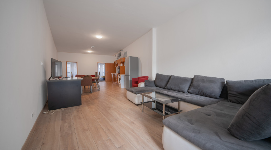 Jedinečne priestranný byt s terasou a nekonečnými možnosťami úprav a využitia!