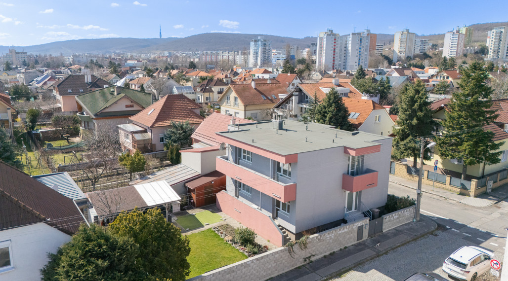 Domov, ktorý definuje moderné rodinné bývanie. Priestranné izby, kvalitná rekonštrukcia a súkromie na dosah prírody.