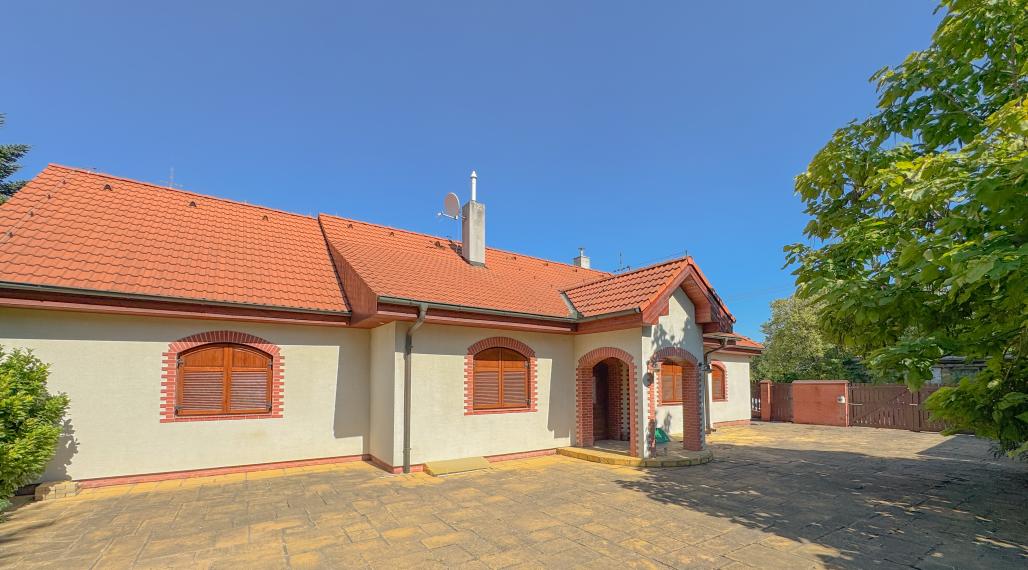 Váš nový domov s bazénom a terasou čaká na Vás!