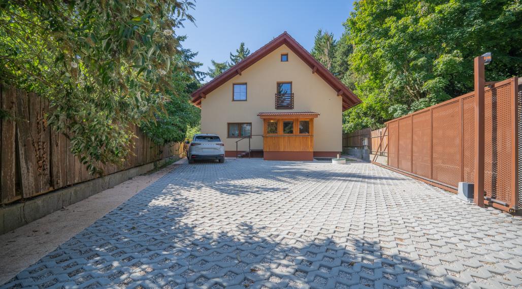 Nehnuteľnosť s dušou – krb, drevo a ticho lesa v Harmónii