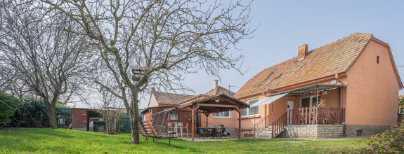 Dom s slnečným pozemkom v Tichej lokalite Bratislavy